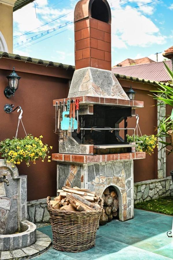 Отель Casa Cizi Кэлимэнешти Экстерьер фото