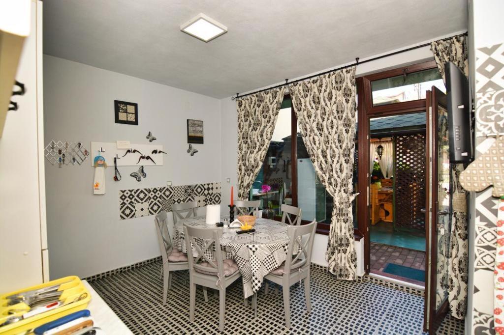 Отель Casa Cizi Кэлимэнешти Экстерьер фото